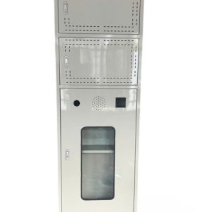 Hình ảnh tủ chữa cháy tích hợp nội quy tiêu lệnh, làm từ thép sơn tĩnh điện màu đỏ, cánh tủ sử dụng kính cường lực trong suốt, trang bị khóa MS 603 và bản lề HL035-1. Bên trong tủ chứa bình cứu hỏa, cuộn vòi chữa cháy, lăng phun chữa cháy và nội quy tiêu lệnh PCCC, thiết kế phù hợp lắp đặt ngoài trời với độ bền cao và dễ tiếp cận khi xảy ra sự cố.